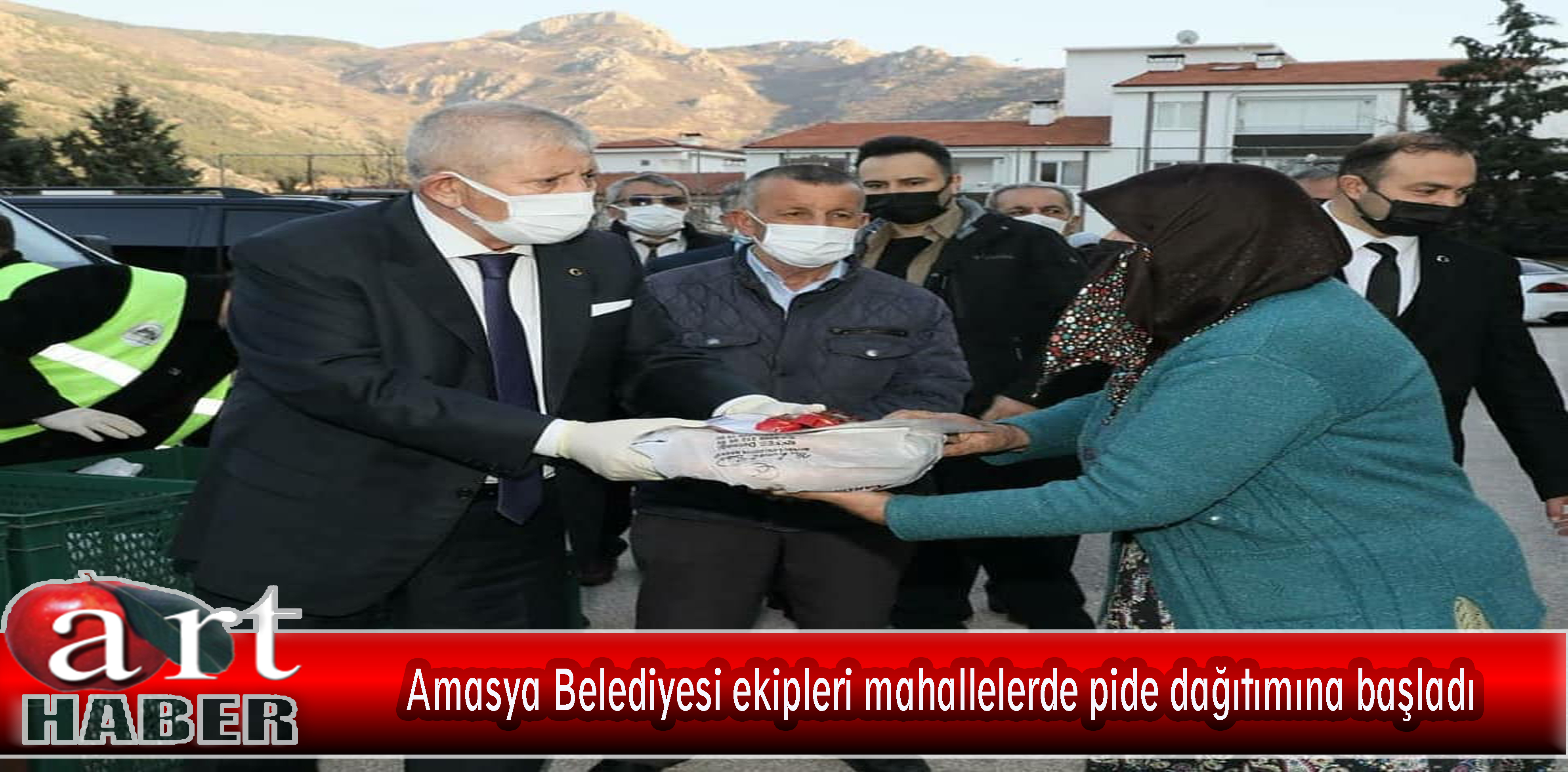 Amasya Belediyesi ekipleri mahallelerde pide dağıtımına başladı