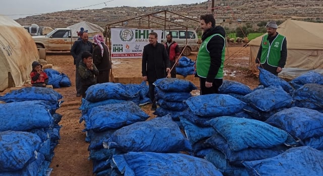 İdlib’de 200 ton kömür dağıtımı gerçekleştirildi