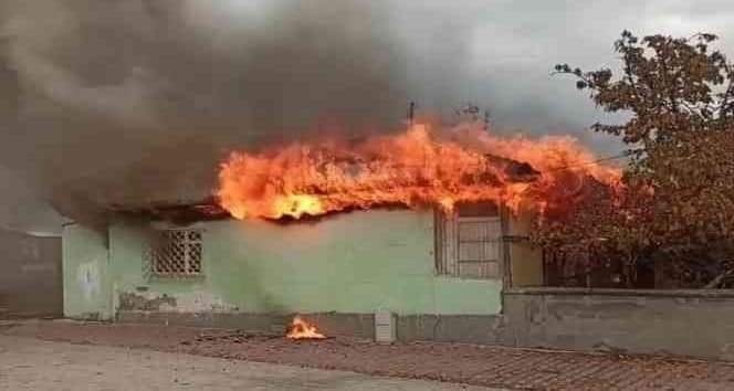 Amasya’nın Suluova ilçesinde meydana gelen yangında müstakil ev kullanılamaz hale geldi.