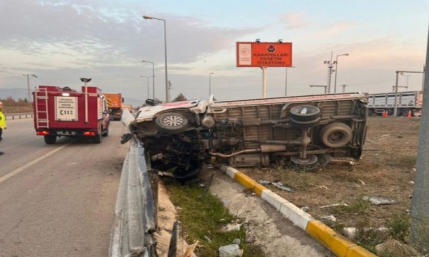 Amasya’nın Suluova ilçesinde meydana gelen kazada kamyon sürücüsü direksiyon hakimiyetini kaybetti. Devrilen kamyonda 1 kişi yaralandı.