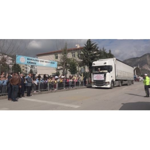 Amasya’da ilkokul öğrencileri deprem bölgeleri için okul içerisinde yardım seferberliği ilan ettiler.