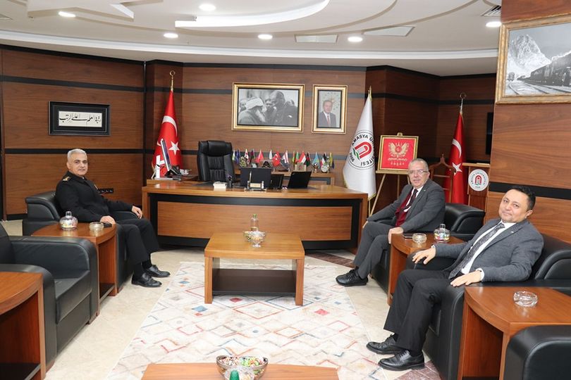 Amasya İl Jandarma Komutanı Albay Mehmet Arı, Amasya Üniversitesi Rektörü Prof. Dr. Ahmet Hakkı Turabi’ye iade-i ziyarette bulundu.