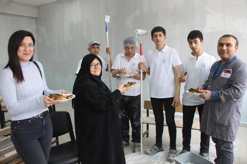 Okulu Boyamaya Gelen Gönüllülere “Şehidin En Sevdiği Yemek” Sürprizi
