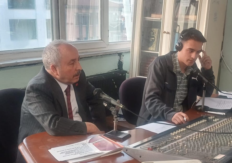 MHP Amasya Belediye Başkan Adayı Op. Dr. Bayram Çelik, Radyo Programında Projelerini Açıkladı.
