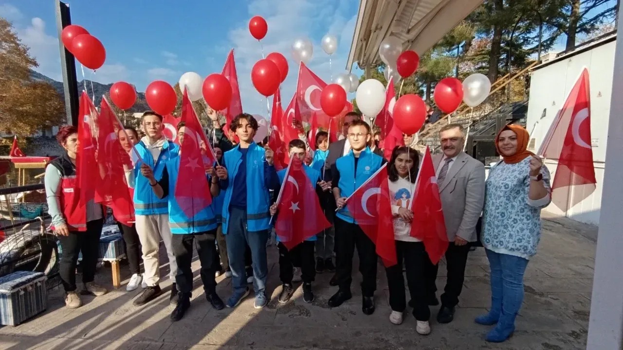 Balonlar Çocuk Hakları  İçin Gökyüzünde