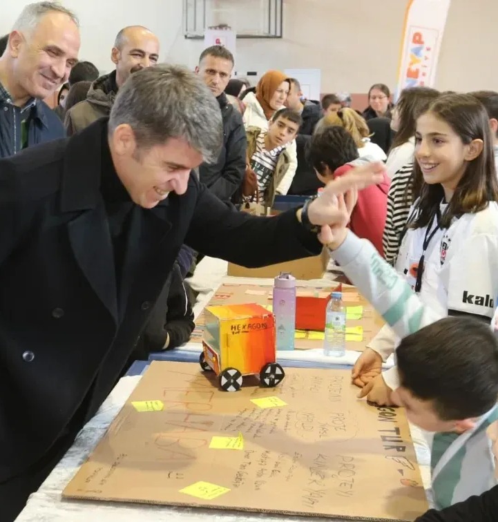 Amasya Valisi Önder Bakan, Deneyap Teknoloji Atölyeleri öğrencilerinin hazırladığı “Tasarım ve Üretim Projeleri Bilim Şenliği’ne katılarak gençlerin teknoloji ve bilim alanındaki projelerini yakından inceledi.