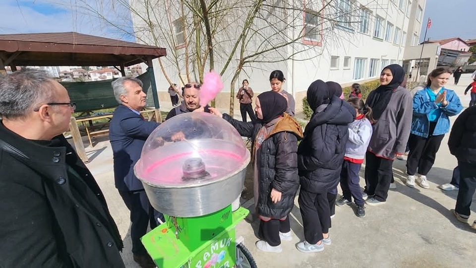 Suluova’da Ramazan Coşkusu Öğrencilere Köfte ve Şekerle Taşındı