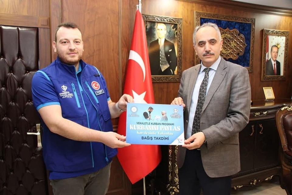 “Kurban Kardeşliktir”: Müftü Bayram’dan TDV’ye Bağış