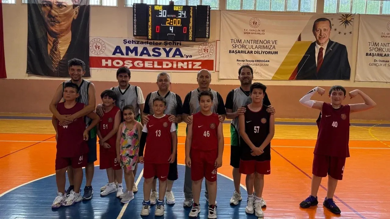 Minik Basketbolcular Babalarıyla Sahada Buluştu